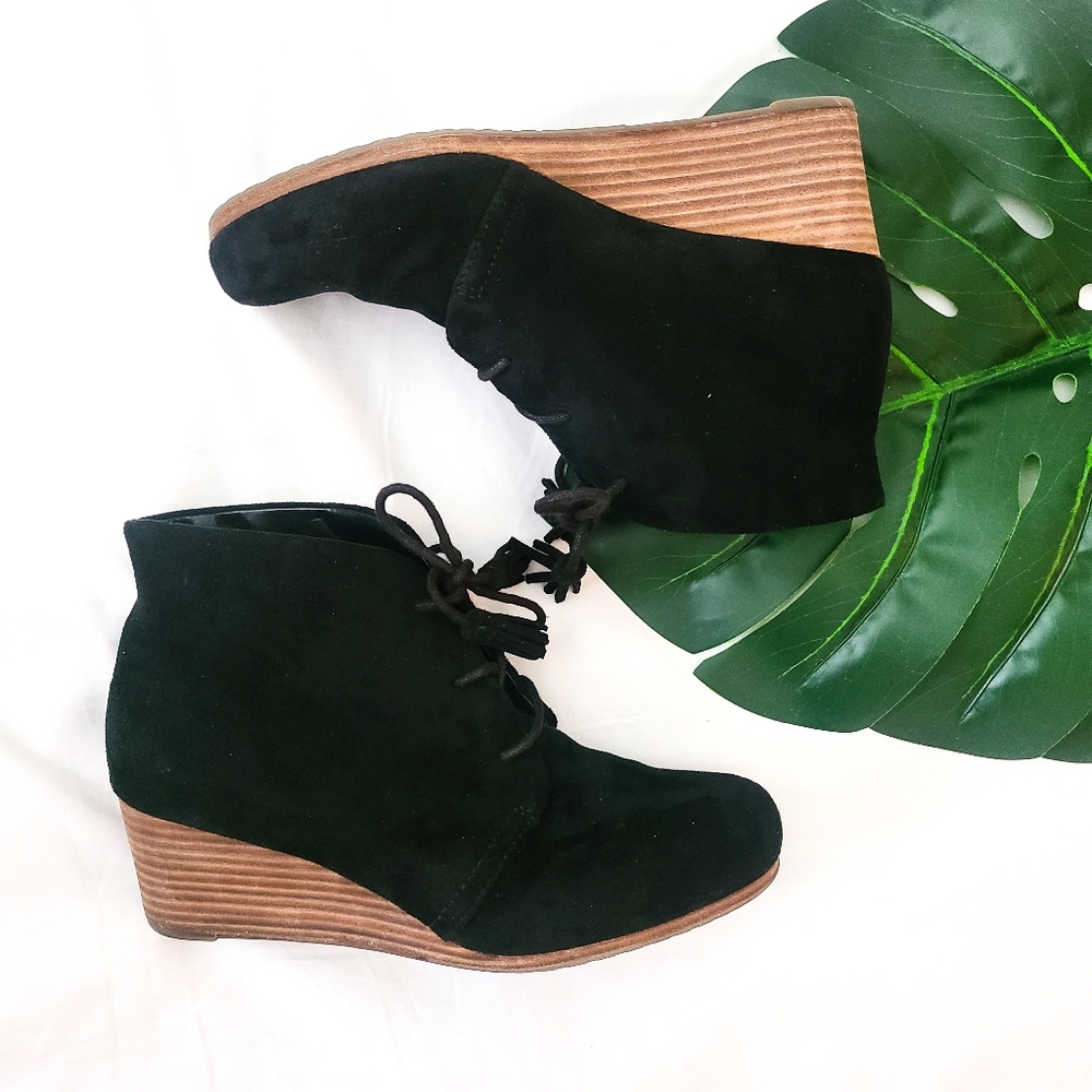 DR Scholl's Dakota wedged lace up booties